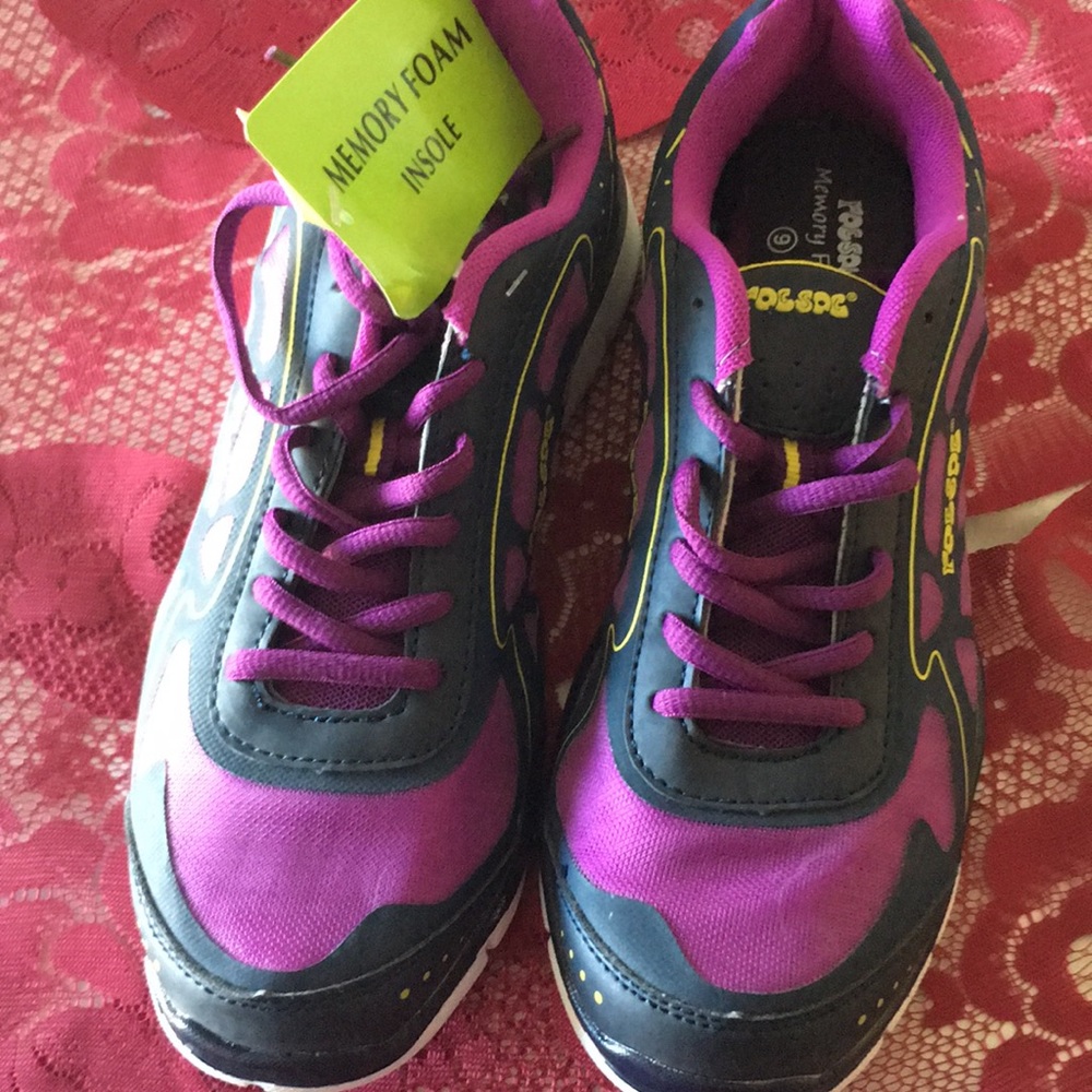 NWT Rocsoc Memory Foam Tennis Shoes